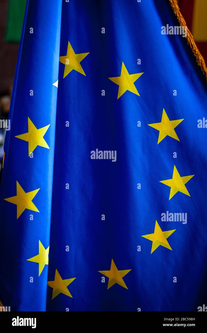 Cờ chính thức của Liên Minh châu Âu được thiết kế rất tỉ mỉ và đầy thẩm mỹ. Khám phá những hình ảnh đầy màu sắc và sự đa dạng của cờ chính thức Liên Minh châu Âu.