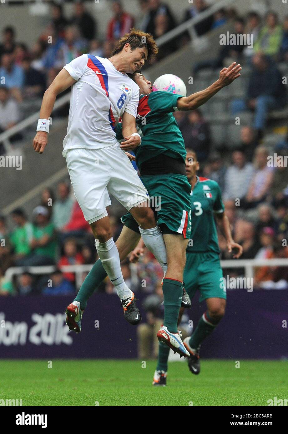 South Korea's Ki Sungyueng (left) and Mexico's Oribe Peralta battle for the ball during the Mexico v South Korea, Mens Football, First Round, Group B match at St James' Park, Newcastle. Stock Photo