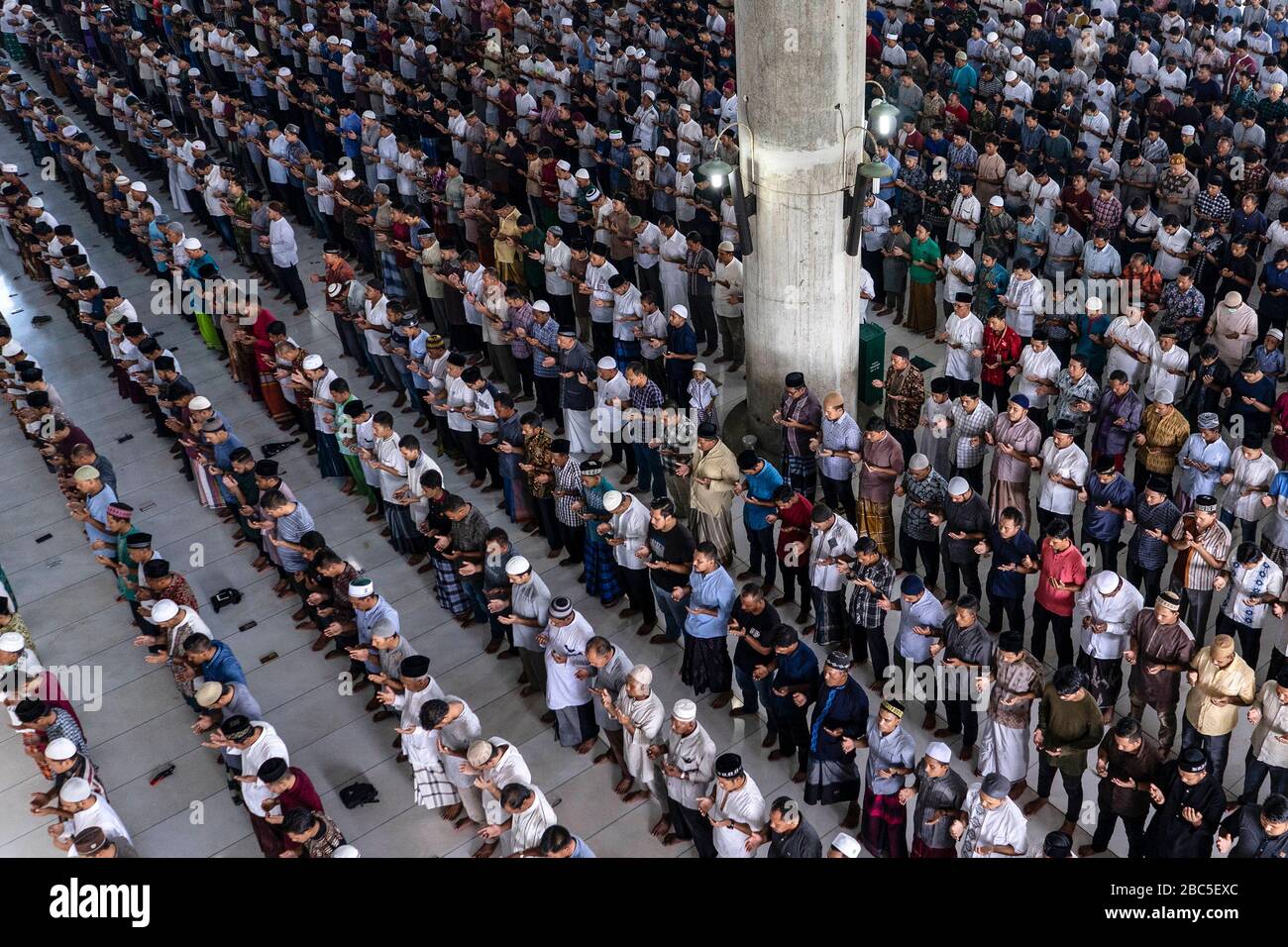 Lhokseumawe, Aceh, Indonesia. 3rd Apr, 2020. Acehnese perform Friday prayers at a mosque in Lhokseumawe, Aceh province. Indonesian government has issued government regulations on large-scale social restrictions and presidential decisions regarding the status of public health emergencies because citizens in Indonesia who are positive of COVID-19 coronavirus continue to grow. Media reports on Thursday, April 2, 2020 Indonesia government confirms 1.790 COVID-19 coronavirus cases, 112 recovered with 170 deaths. Credit: Zikri Maulana/ZUMA Wire/Alamy Live News Stock Photo