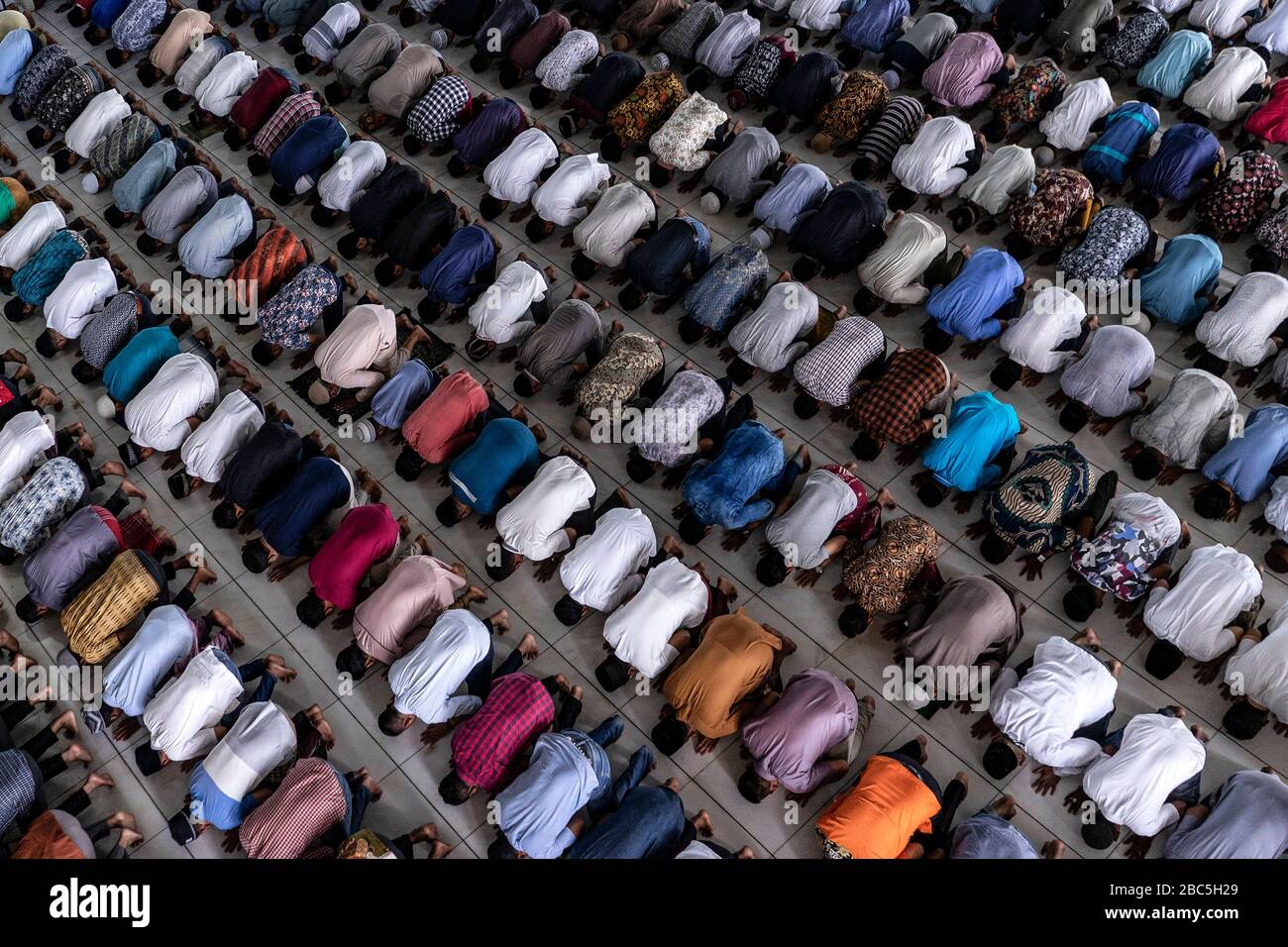 Lhokseumawe, Aceh, Indonesia. 3rd Apr, 2020. Acehnese perform Friday prayers at a mosque in Lhokseumawe, Aceh province. Indonesian government has issued government regulations on large-scale social restrictions and presidential decisions regarding the status of public health emergencies because citizens in Indonesia who are positive of COVID-19 coronavirus continue to grow. Media reports on Thursday, April 2, 2020 Indonesia government confirms 1.790 COVID-19 coronavirus cases, 112 recovered with 170 deaths. Credit: Zikri Maulana/ZUMA Wire/Alamy Live News Stock Photo