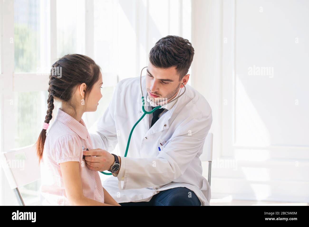 Exam doctor. Врач прослушивает девочку. Врач педиатр фото. Врач педиатр с ребенком. Doctor examining child.