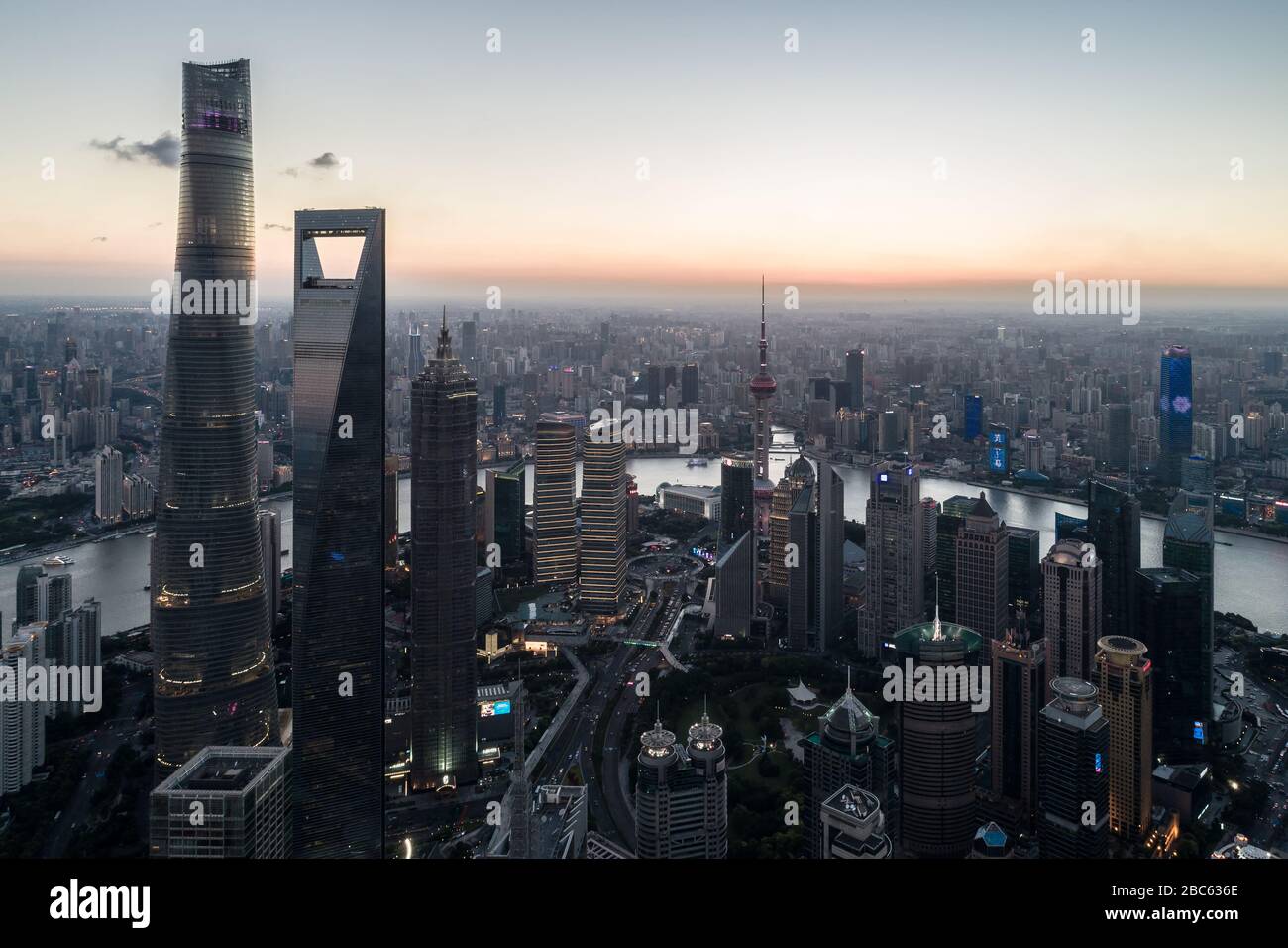 Shanghai skyline at night 2018 hi-res stock photography and images - Alamy