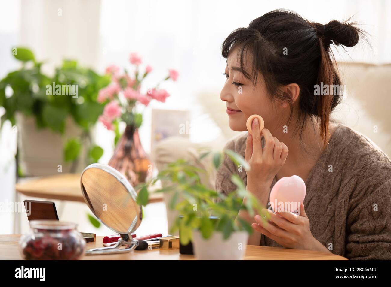 Woman mirror face chinese hi-res stock photography and images - Alamy