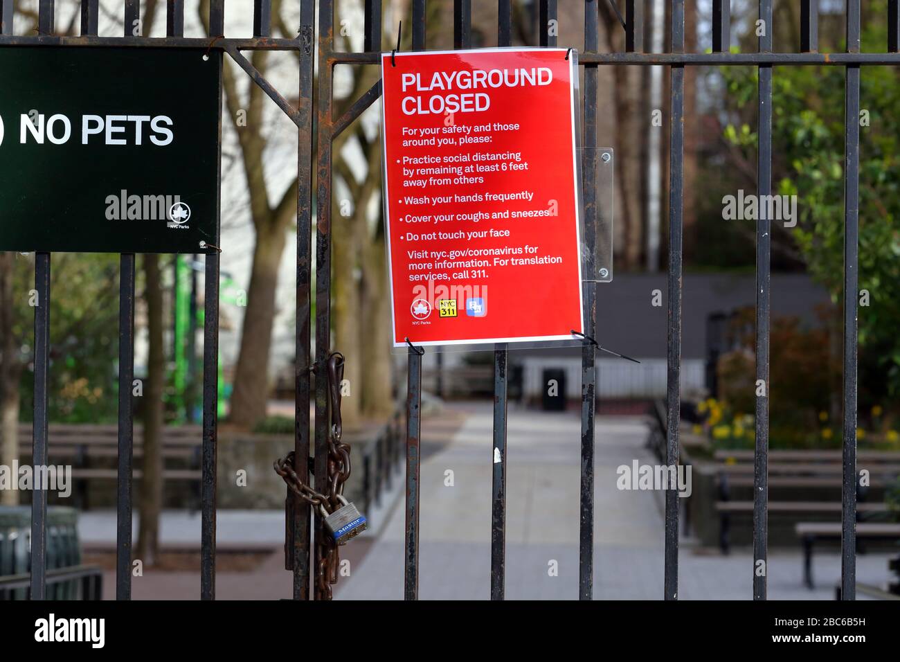 New York, NY, 2nd April 2020. A red sign at a closed and locked NYC Parks playground... SEE MORE INFO FOR FULL CAPTION Stock Photo