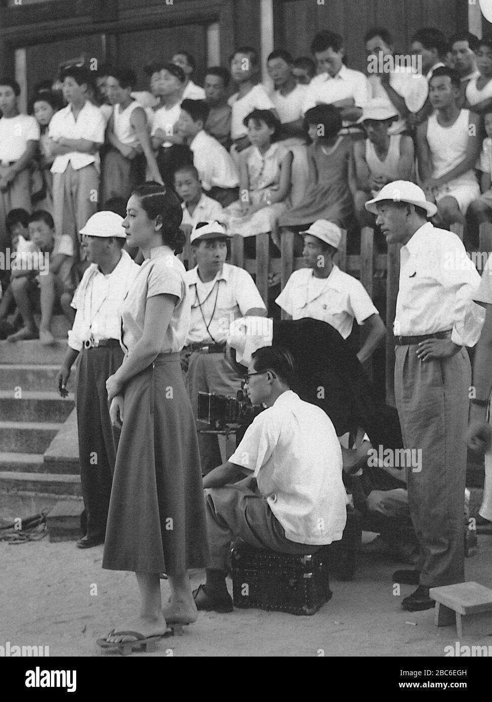 日本語 映画 東京物語 撮影中の原節子 左 と小津安二郎監督 English Actress Setsuko Hara 19 15 Left And Director Yasujirō Ozu 1903 63 Far Right Filming Tokyo Story 1953 1953 Http Www Geocities Jp Yurikoariki Harasetuko Unknown 日本語 映画 東京物語 撮影中の原節子 左 と小津安二郎監督 English Actress Setsuko Hara 19 15 Left And Director Yasujirō Ozu 1903 63 Far Right Filming Tokyo Story 1953 1953 Http Www Geocities Jp Yurikoariki Harasetuko Unknown