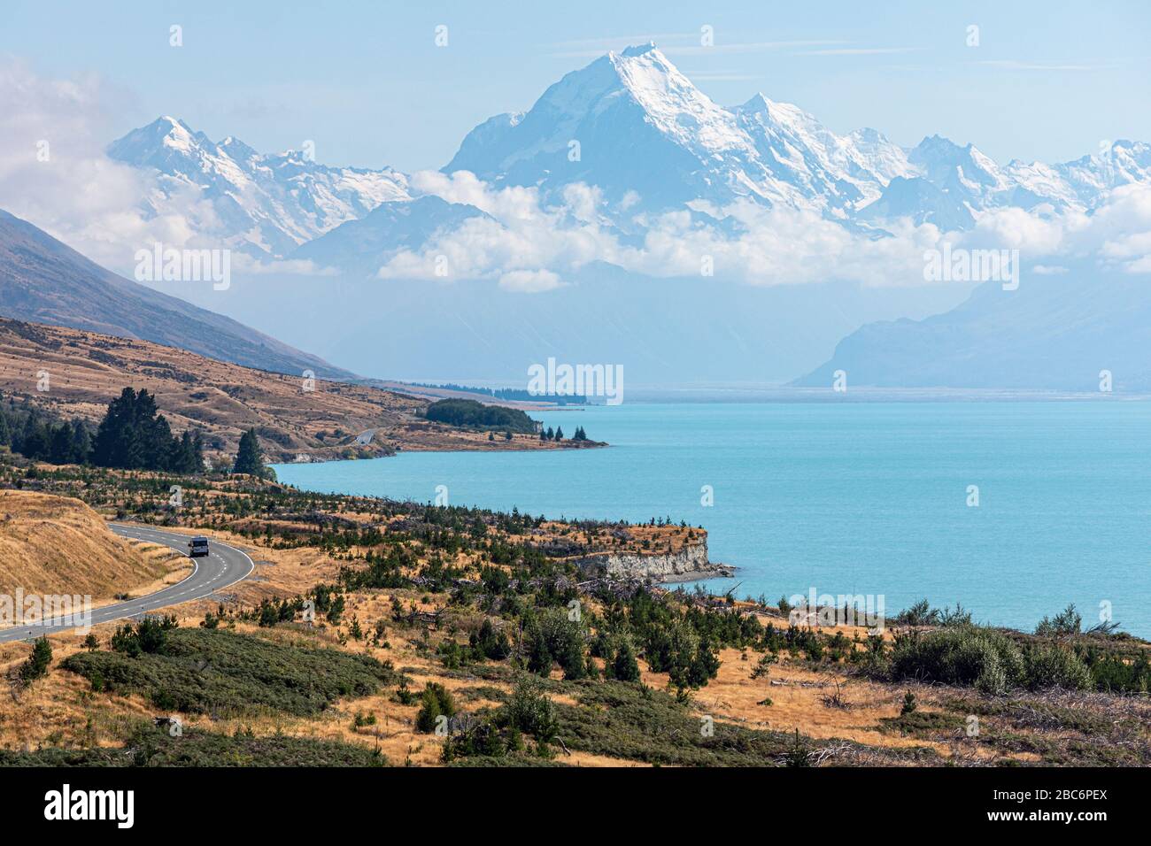The road beside Lake Pukaki leading to the Mount Cook National Park, South Island, New Zealand Stock Photo