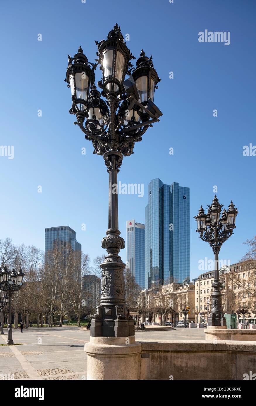 Frankfurt am Main, Opernplatz, Gusseiserne Kandelaber, dahinter das Bankenviertel Stock Photo
