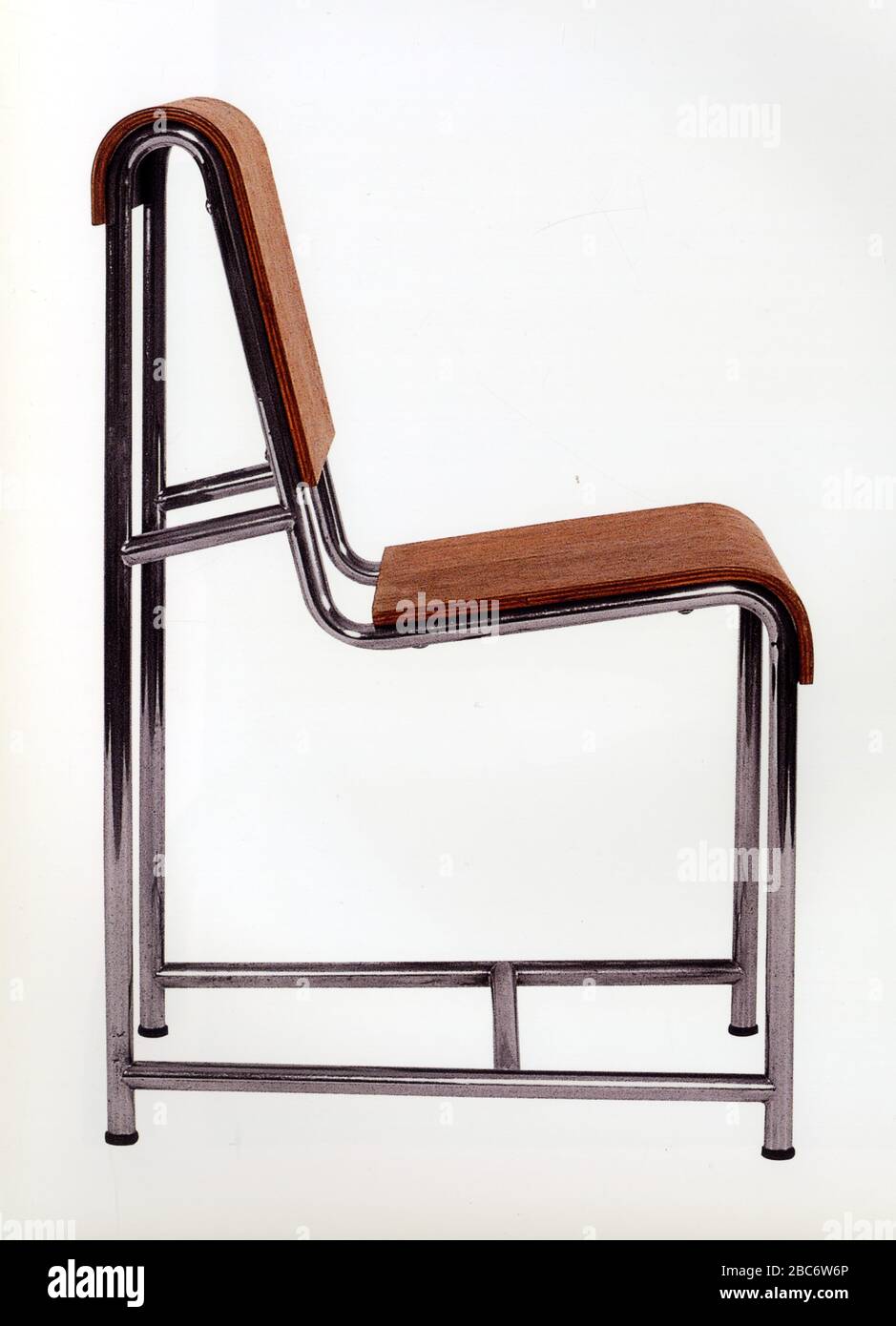 Un fauteuil moderne en bois et métal Stock Photo