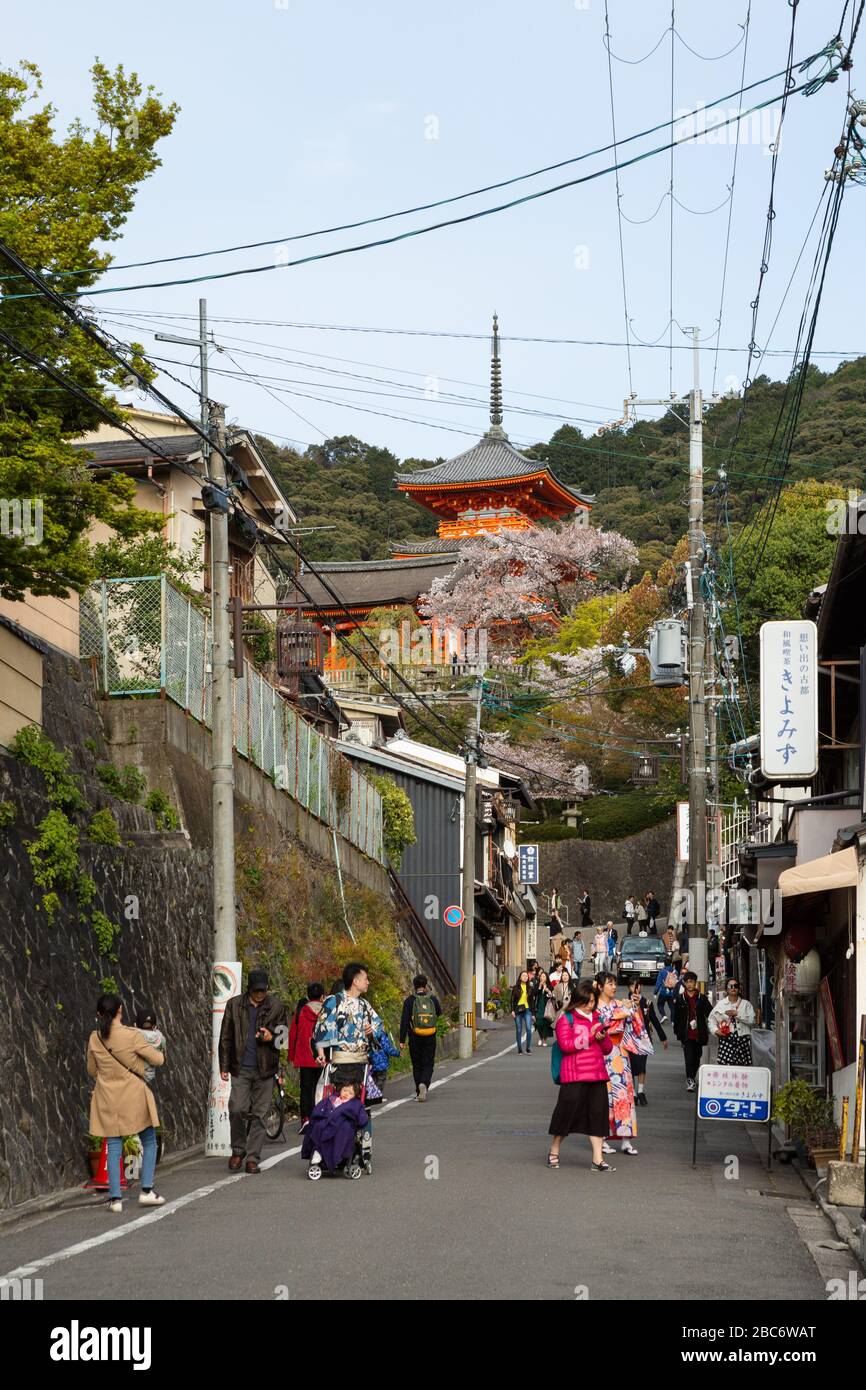 Street scene with Kiyomizu-dera in the background, Kyoto, Japan Stock ...