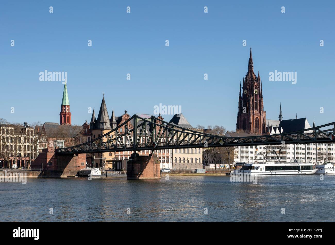 Frankfurt am Main, Blick über den Main auf eisernen Steg, St. Nicolai und Dom Stock Photo