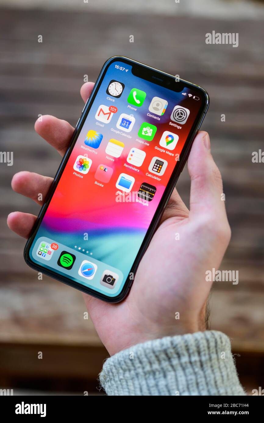Holding iphone 11 hi-res stock photography and images - Alamy
