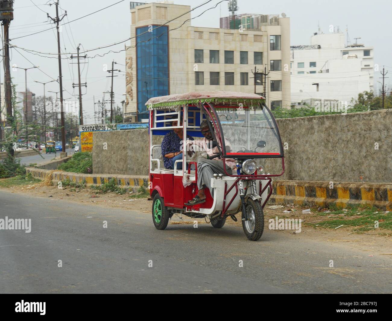 Rickshaw taj mahal hi-res stock photography and images - Alamy