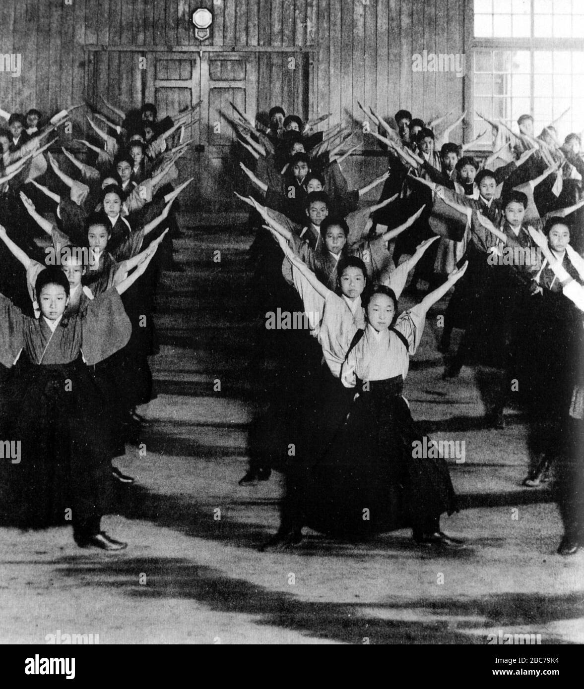 学習院女学部中学科1年の 体育の授業風景 最前列右が 久邇宮良子女王 Princess Nagako Empress Kōjun 1916年頃 光文社 昭和の母 皇太后様 This File Is Lacking Author Information Stock Photo Alamy