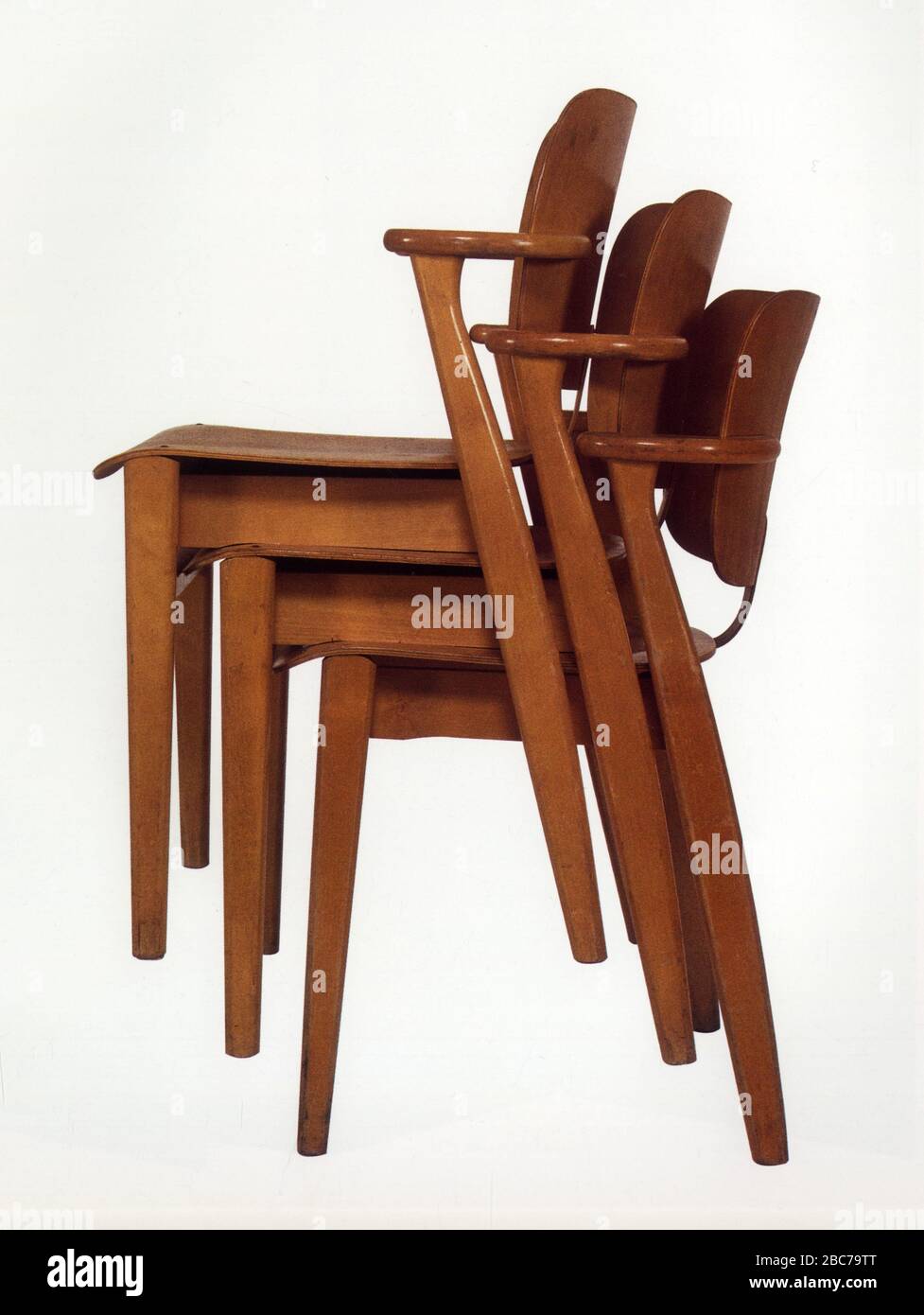 Trois chaises modernes empilées Stock Photo