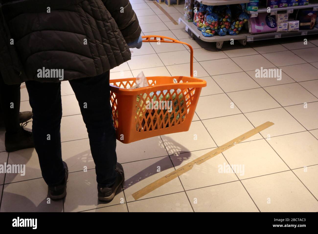 Distanciation. Respect des distances. Coronavirus. Covid-19. Supermarché. Saint-Gervais-les-Bains. Haute-Savoie. France. Stock Photo