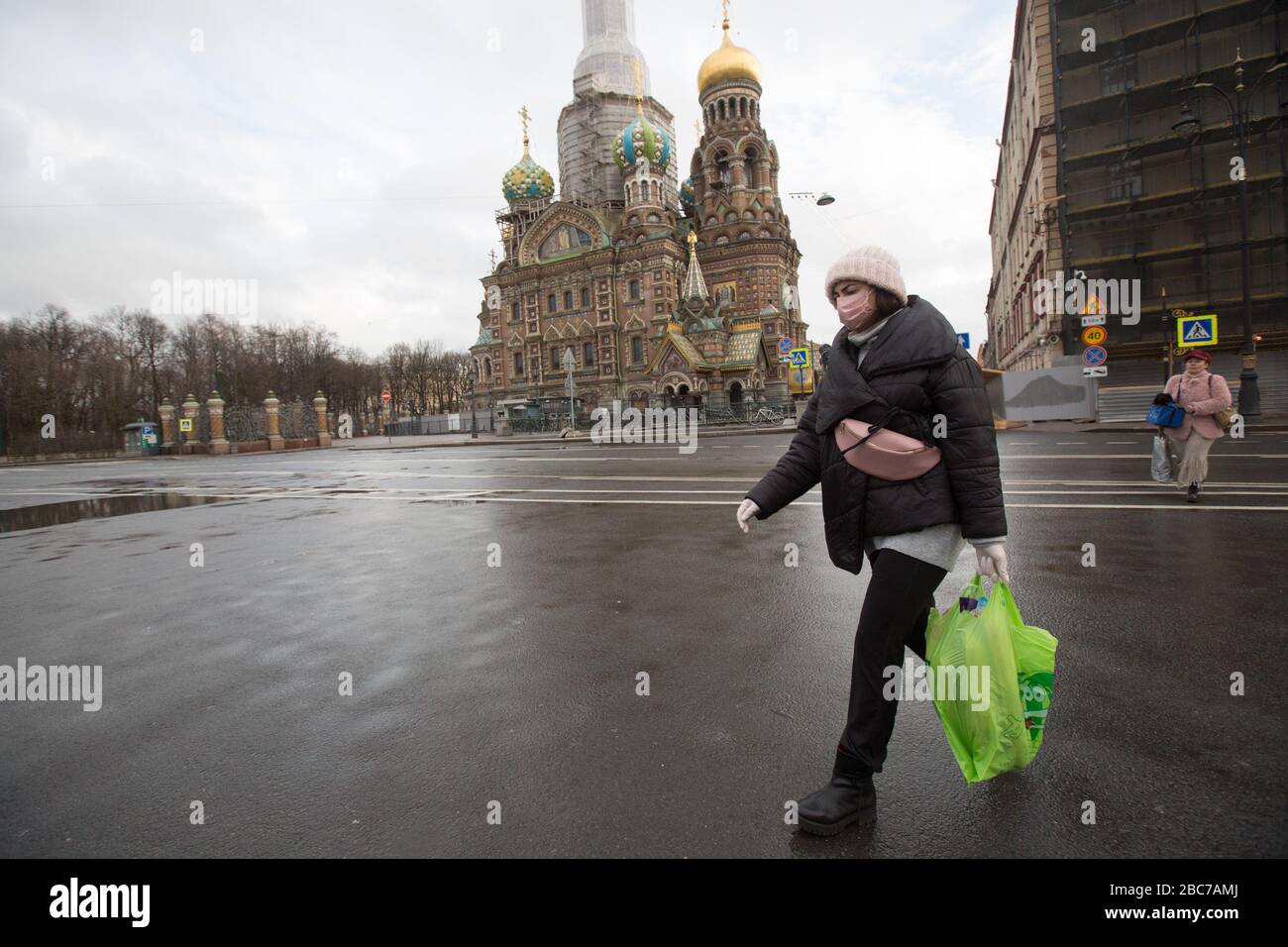 (200403) -- ST. PETERSBURG, April 3, 2020 (Xinhua) -- A pedestrian wearing protective mask walks in St. Petersburg, Russia, April 2, 2020. Russia has tallied 4,149 cases of COVID-19 in 78 regions as of Friday, up by 601 the previous day, official data showed. (Photo by Irina Motina/Xinhua) Stock Photo