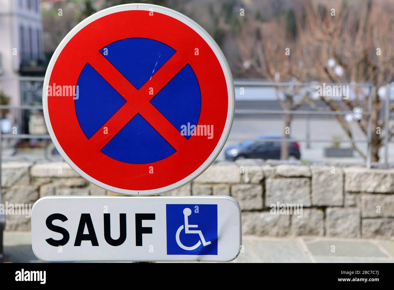 Panneau de signalisation routière : interdiction de stationner sauf pour les handicapés. Saint-Gervais-les-Bains. Haute-Savoie. France. Stock Photo