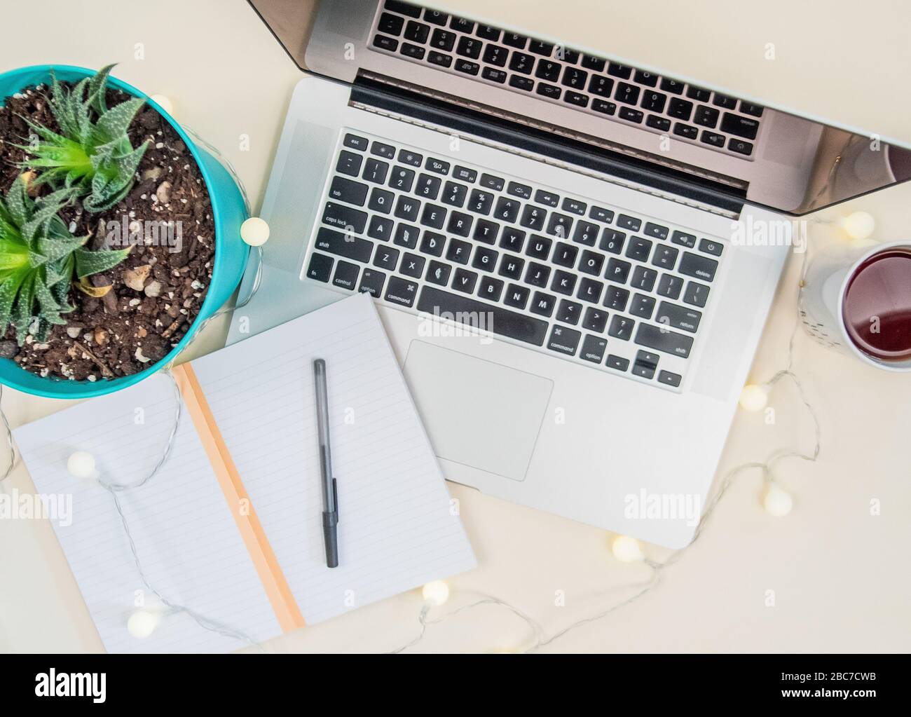 Minimal home office hi-res stock photography and images - Alamy