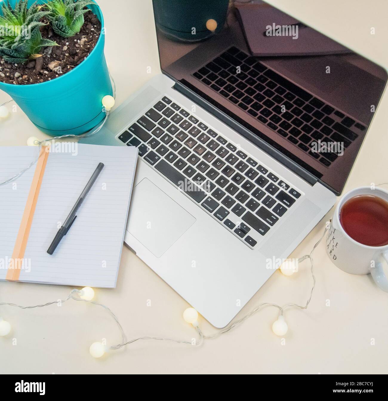 Minimal home office hi-res stock photography and images - Alamy