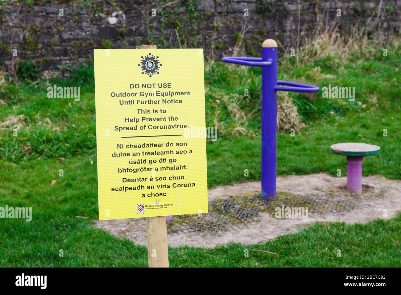 Warning sign prohibiting use of the outdoor fitness equipment to help prevent spread of Covid-19 (coronavirus). Maynooth, Kildare, Ireland Stock Photo