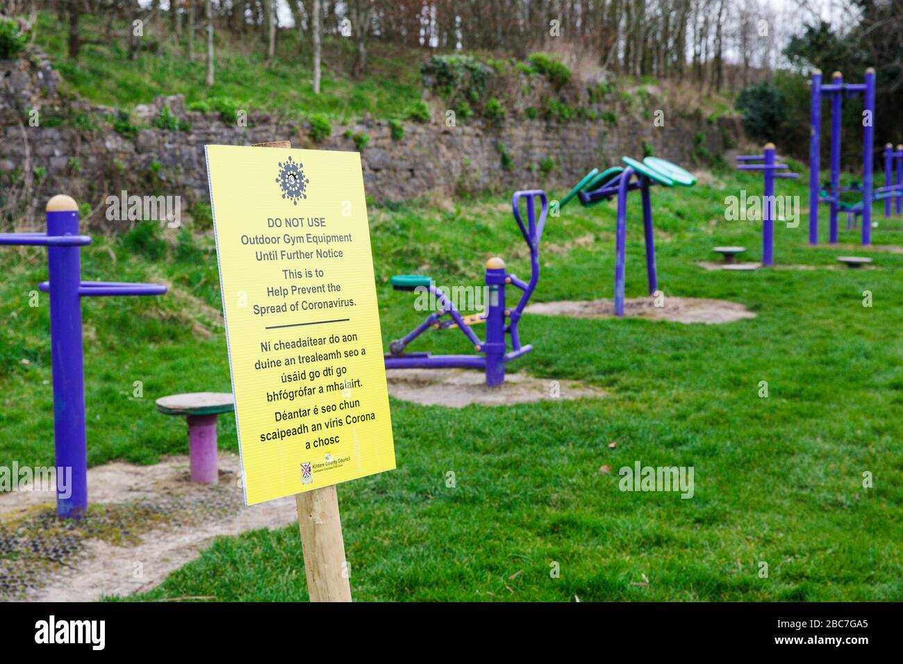 Warning sign prohibiting use of the outdoor fitness equipment to help prevent spread of Covid-19 (coronavirus). Maynooth, Kildare, Ireland Stock Photo