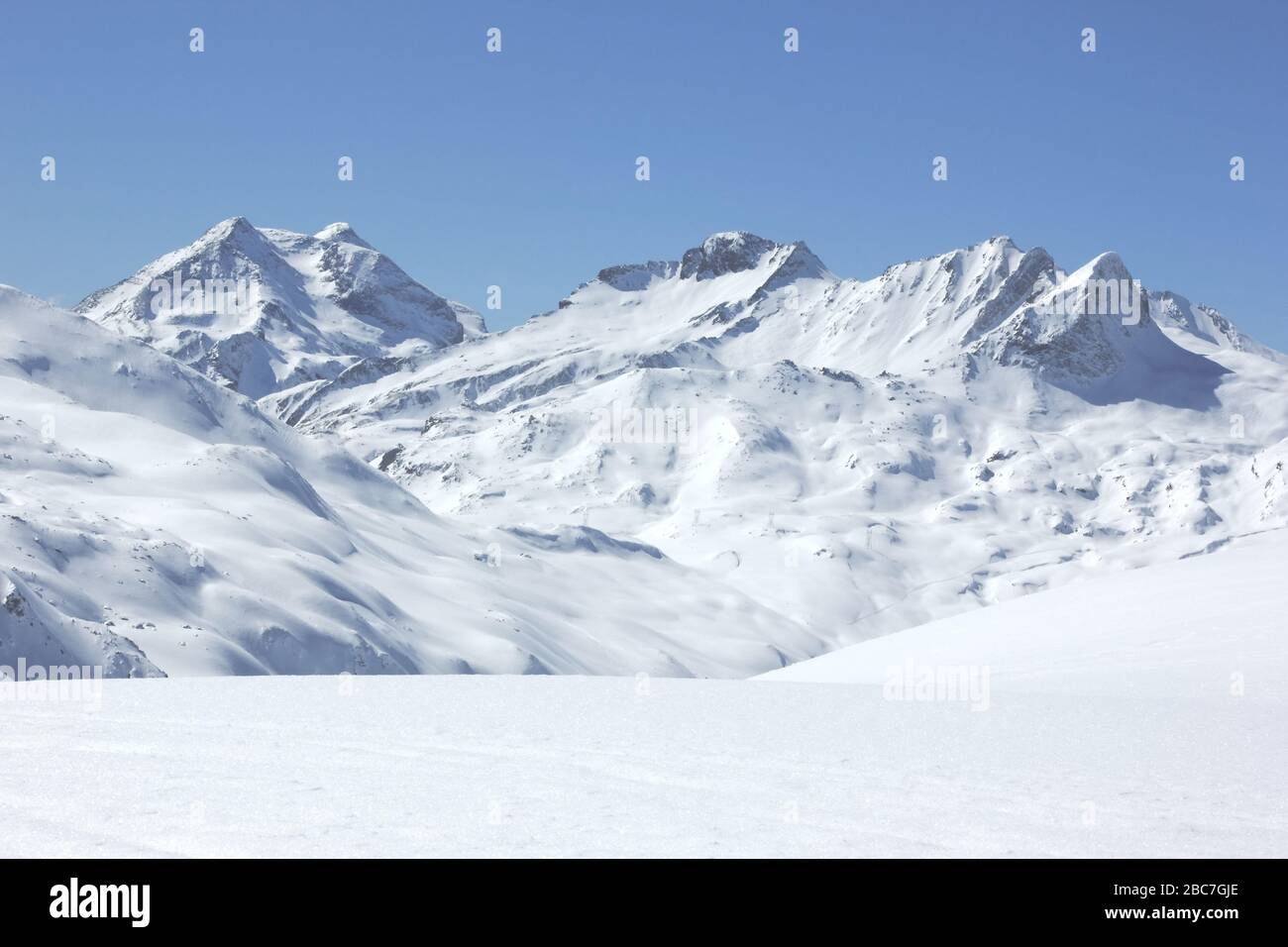 Bivio, Skitour Roccabella, Blick beim Aufstieg auf Piz Duan, Piz Mäder, Piz Turba und Piz Forcellina. Stock Photo