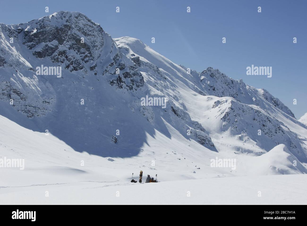 Bivio, Skitour Roccabella. Snowboardfahrer am Gipfelhang zur Roccabella. Blick auf Piz Grevasalvas. Stock Photo