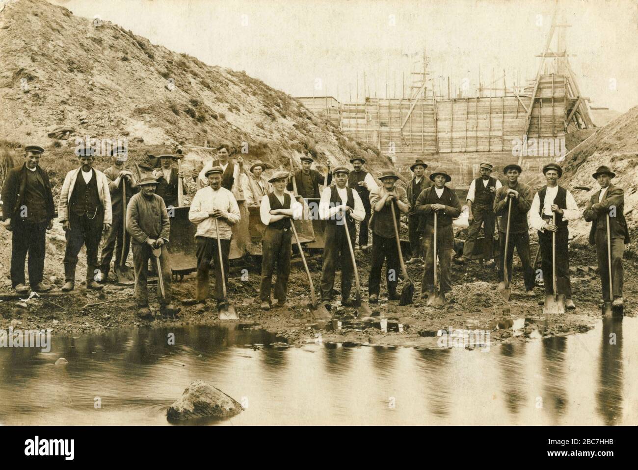 1940s men at work hi-res stock photography and images - Alamy