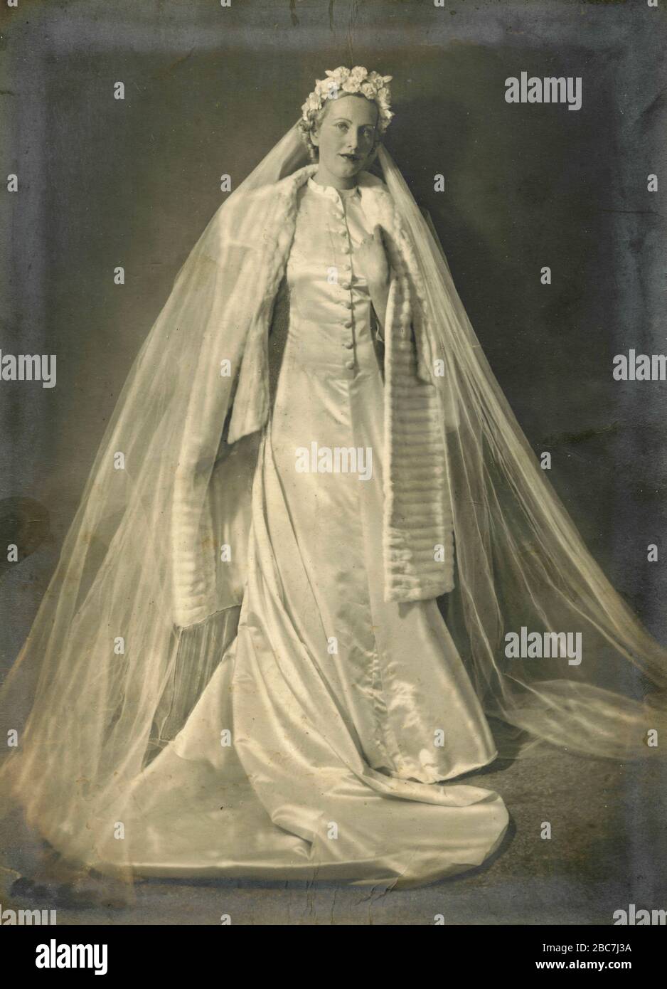 Bride with long wedding dress and white fur, Italy 1930s Stock Photo