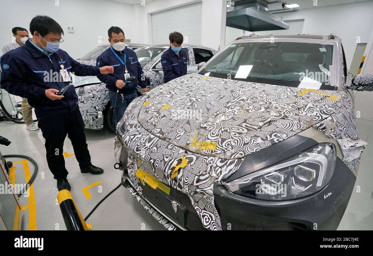 (200403) BEIJING, April 3, 2020 (Xinhua) Technicians work at the