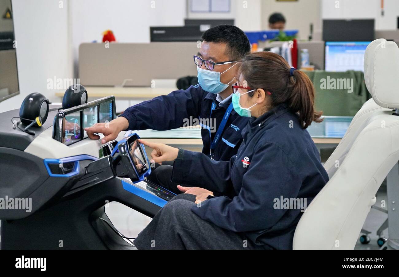 (200403) BEIJING, April 3, 2020 (Xinhua) Technicians work at the