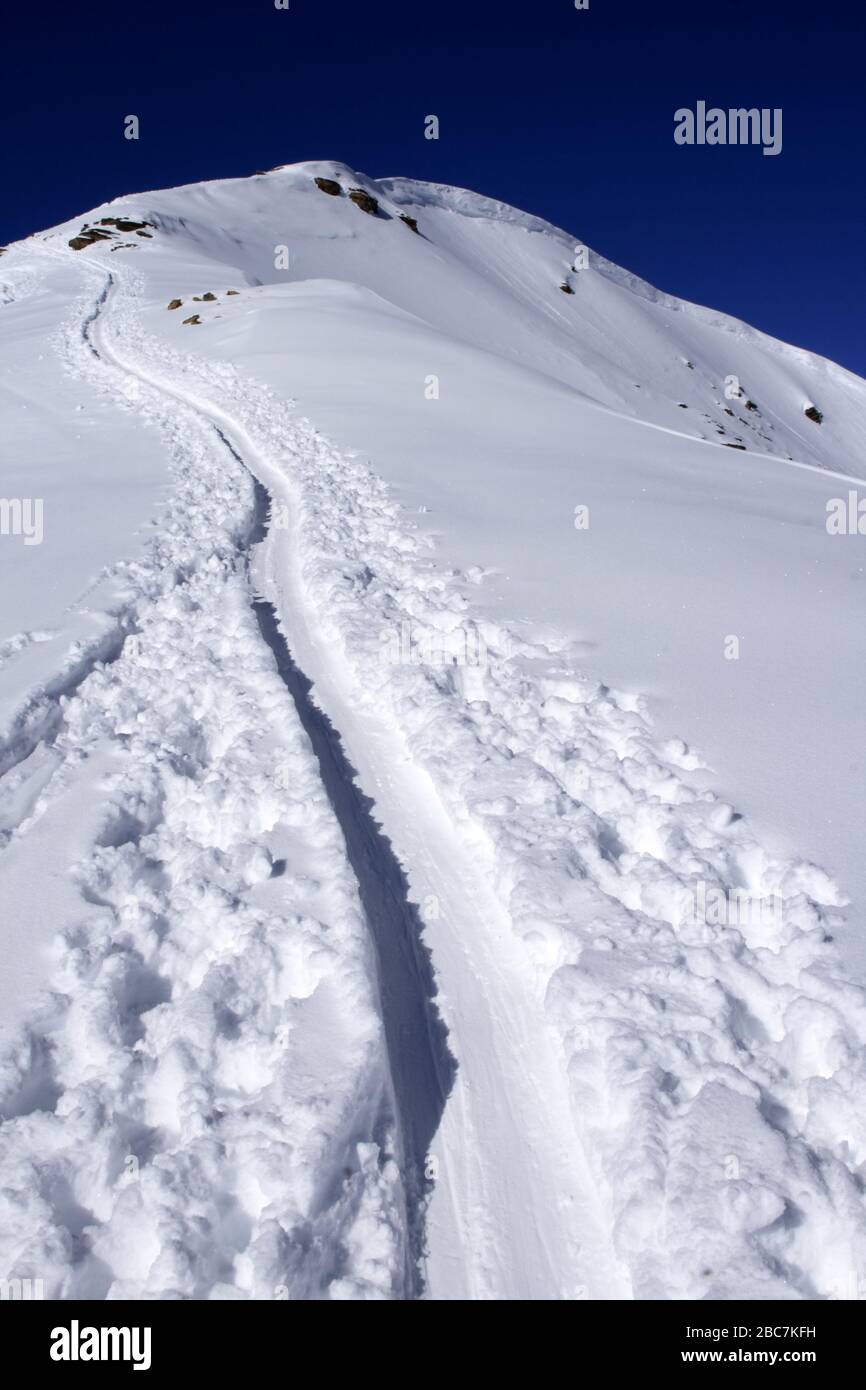 Bivio, Skitour Roccabella, Skispur zum Gipfel. Stock Photo