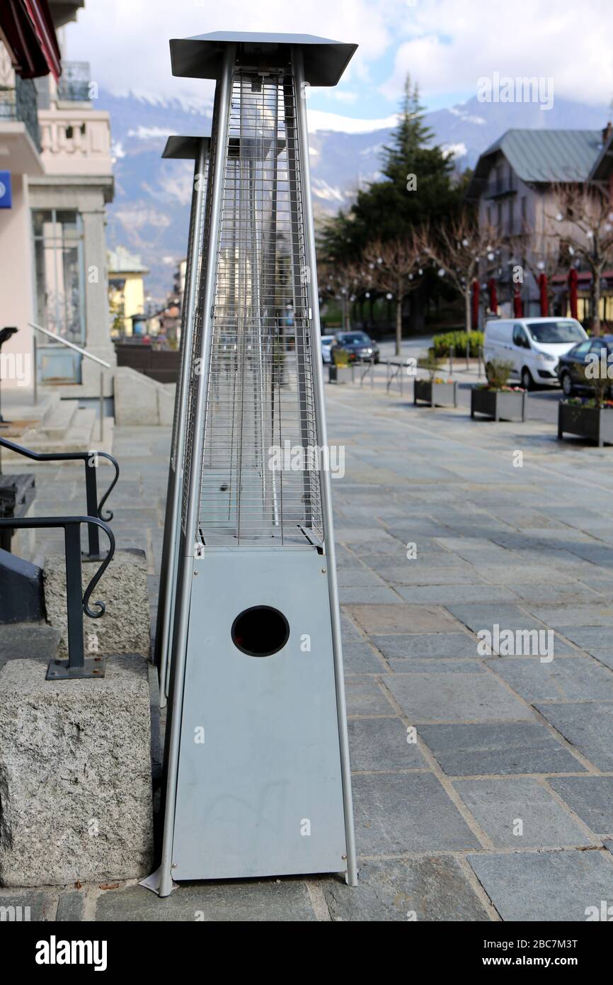 Radiateur chauffant d'extérieur pour terrasses de restaurant. Saint-Gervais-les-Bains. Haute-Savoie. France. Stock Photo