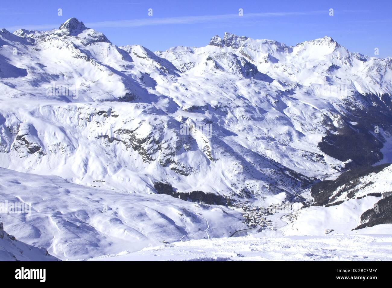 Bivio, Skitour Roccabella, Blick vom Gipfel auf Piz Platta, Piz Forbesch , Piz Arblatsch und Bivio im Tal. Stock Photo