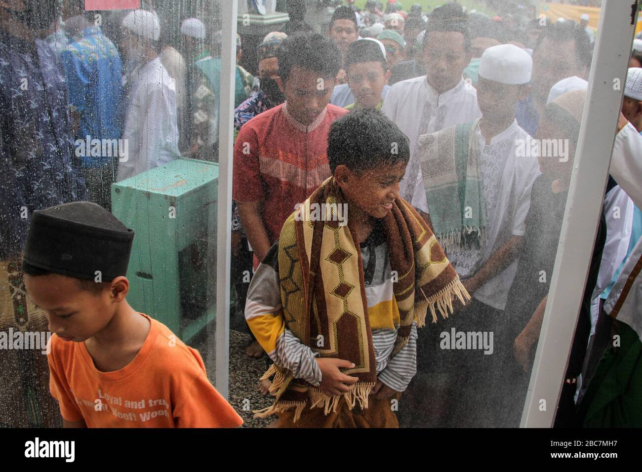 malang-indonesia-03rd-apr-2020-muslim-kids-pass-through-a-full-body