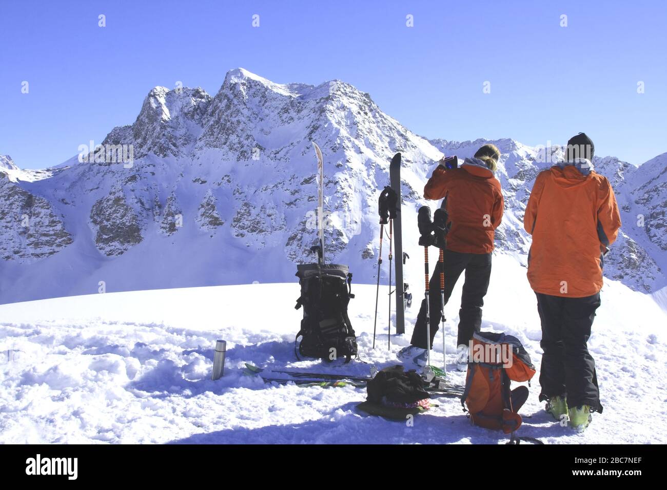 Bivio, Skitour Roccabella, Skitourengeher auf dem Gipfel. Im Hintergrund Piz Marterdell. Stock Photo