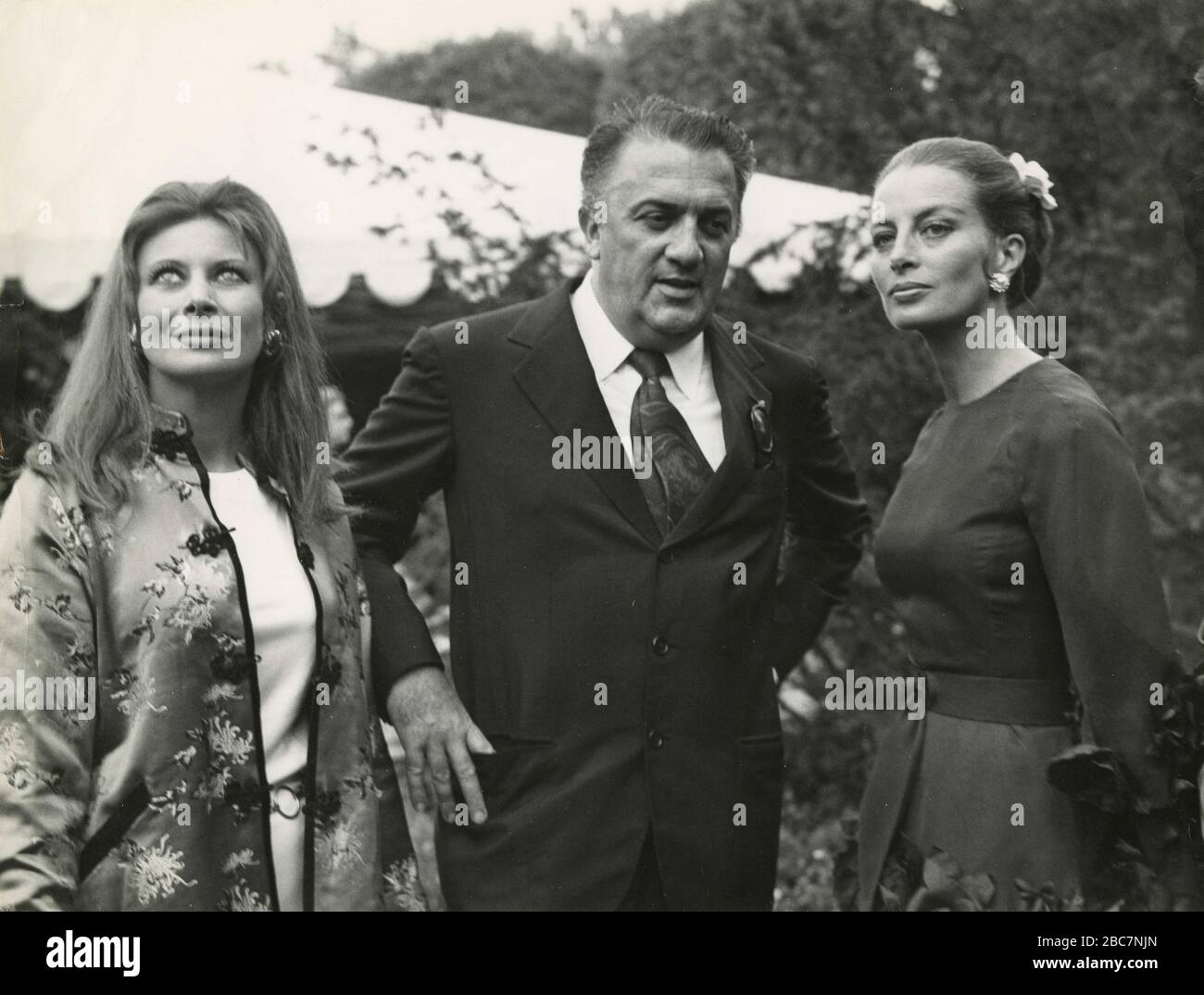French actresses Magali Noel and Capucine with Italian moviemaker Federico Fellini at the Cinema Festival, Venice, Italy 1969 Stock Photo