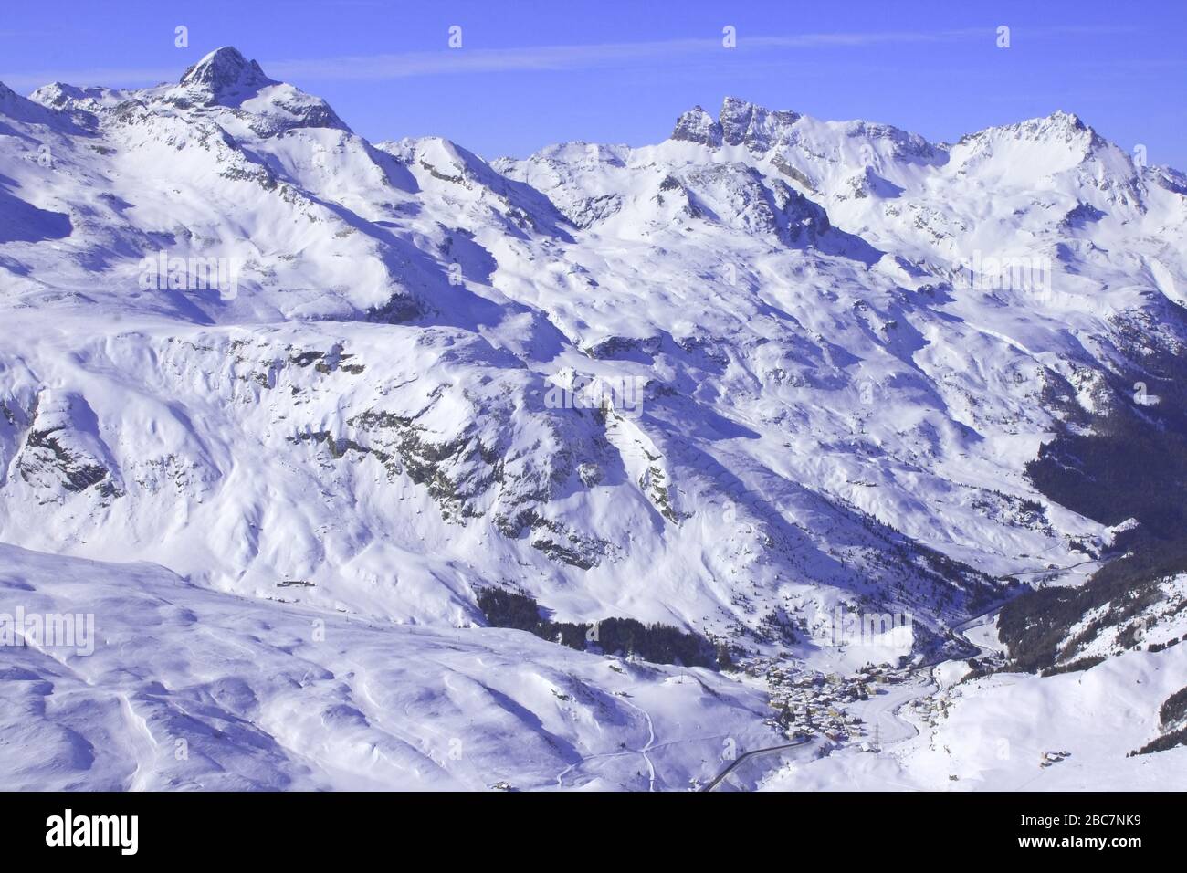 Bivio, Skitour Roccabella, Blick vom Gipfel auf Piz Platta, Piz Forbesch, Piz Arblatsch und Bivio im Talgrund. Stock Photo
