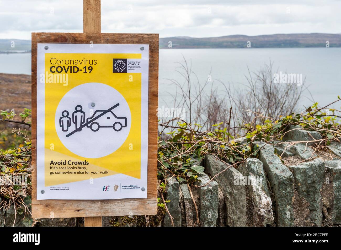 Bantry Bay, West Cork, Ireland. 3rd Apr, 2020. A sign in a layby on the R572 Bantry to Castletownbere road advises against crowds in the area whilst walking. Credit: Andy Gibson/Alamy Live News Stock Photo