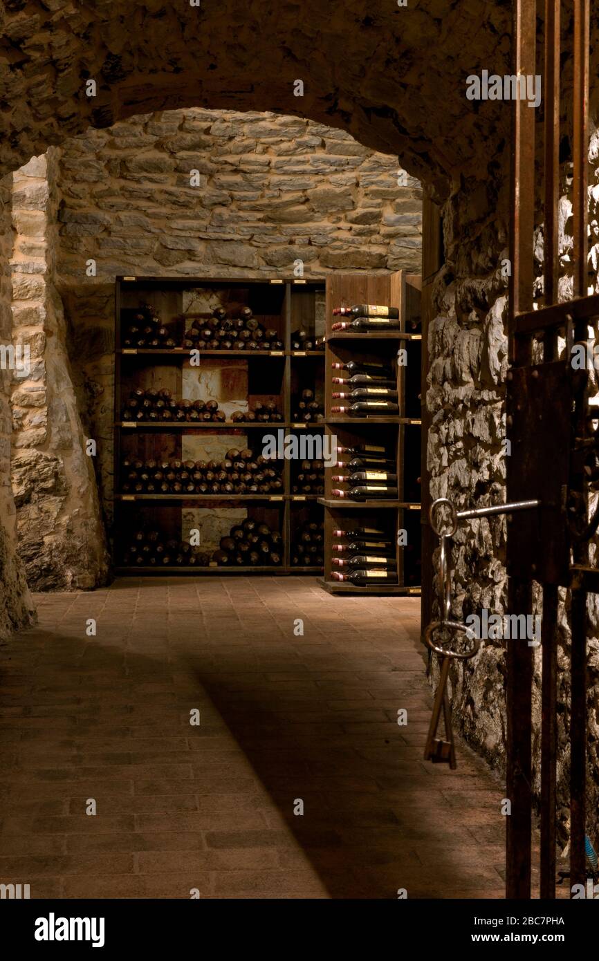 Weinfass, Holz, Wasserhahn, Weingut, Getränkeherstellung, Keller,  Weinprobe, Provence, Europa, Chateauneuf-du-Pape, Frankreich  Stockfotografie - Alamy