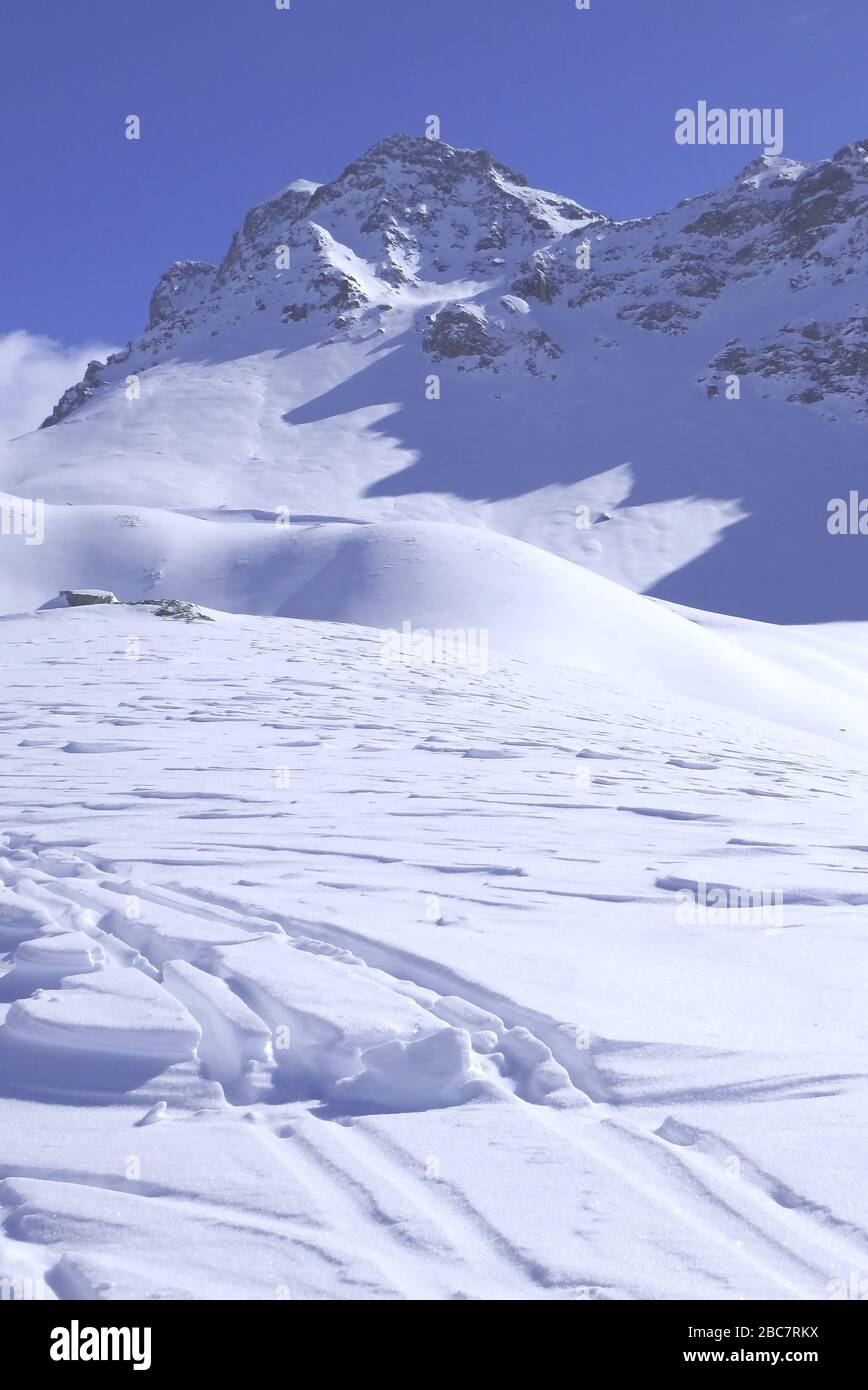 Bivio, Skitour Roccabella, Aufstieg zum Skigipfel mit Blick auf Piz Marterdell. Stock Photo