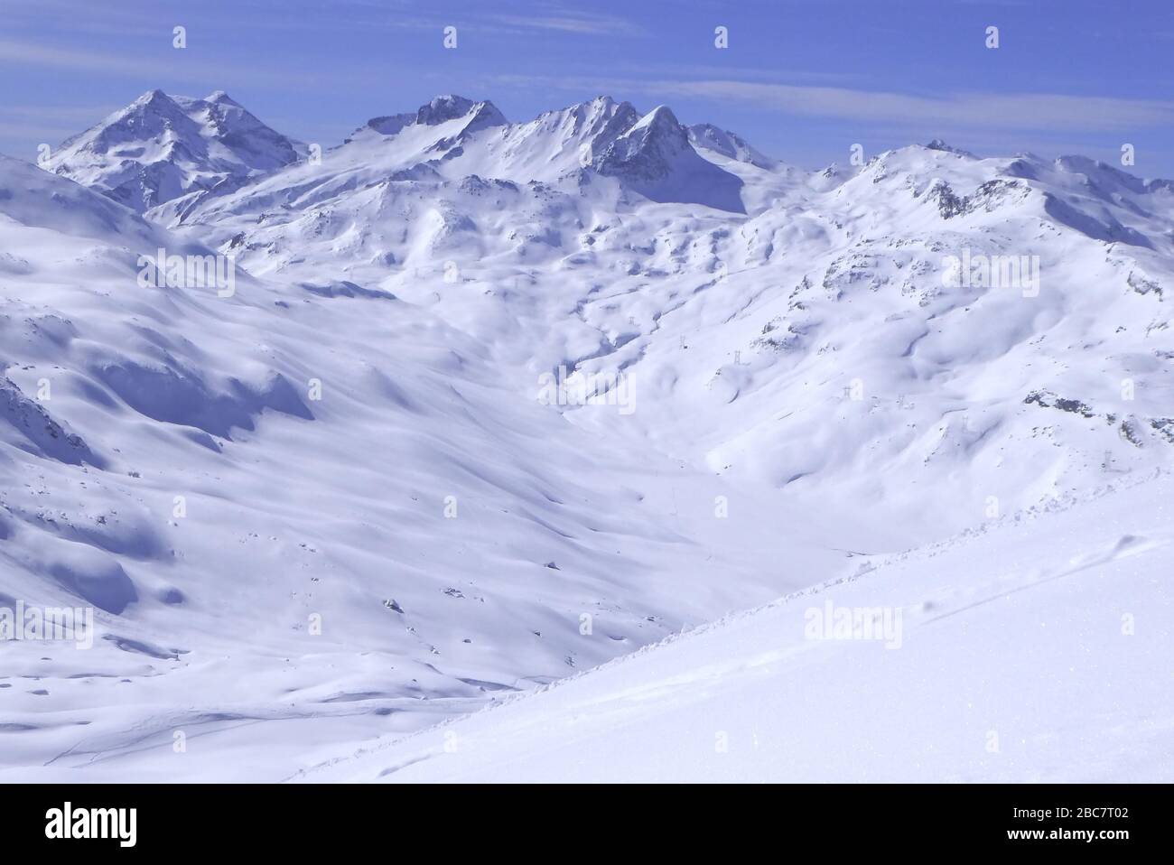Bivio, Skitour Roccabella, Blick vom Gipfel auf Piz Duan, Piz Mäder, Piz Turba und Sur al Cant. Stock Photo