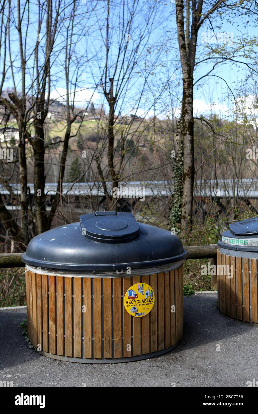 Containers pour les détritus. Poubelles. Recyclage.  Saint-Gervais-les-Bains. Haute-Savoie. France Stock Photo - Alamy