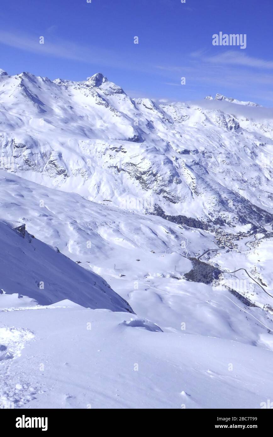 Bivio, Skitour Roccabella, Blick vom Gipfel auf Piz Platta und Piz Forbesch. Im Talgrund liegt Bivio. Stock Photo