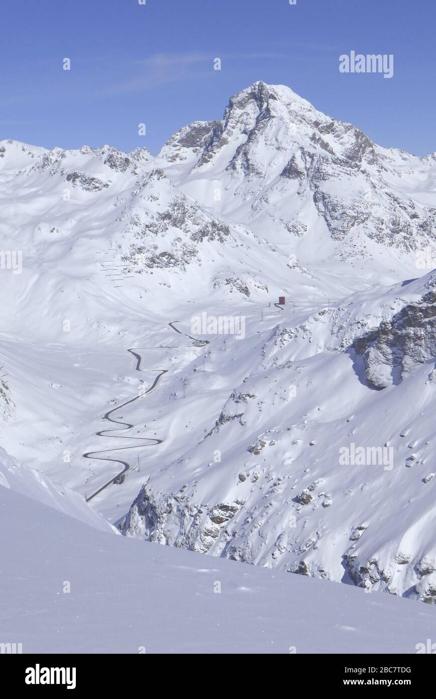 Bivio, Skitour Roccabella, Blick vom Gipfel auf die Julierpass mit Origen- Turm und Piz Julier. Stock Photo