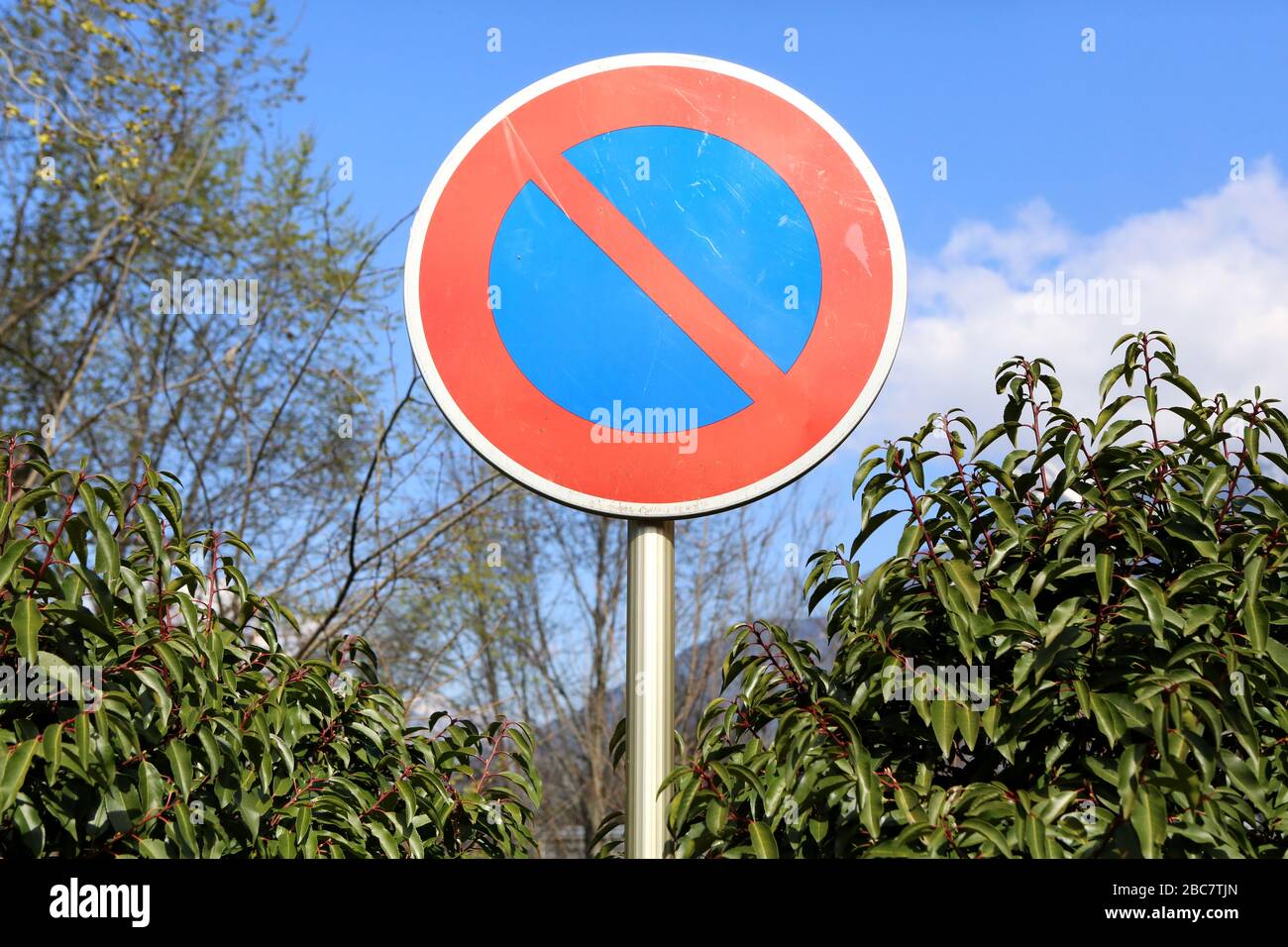 Interdiction de stationner. Panneau de signalisation. Saint-Gervais-les-Bains. Haute-Savoie. France. Stock Photo