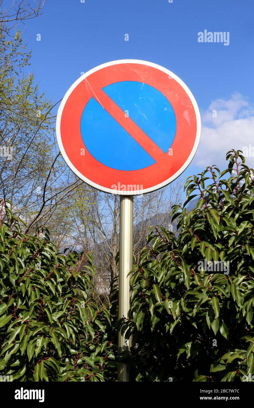 Interdiction de stationner. Panneau de signalisation. Saint-Gervais-les-Bains. Haute-Savoie. France. Stock Photo