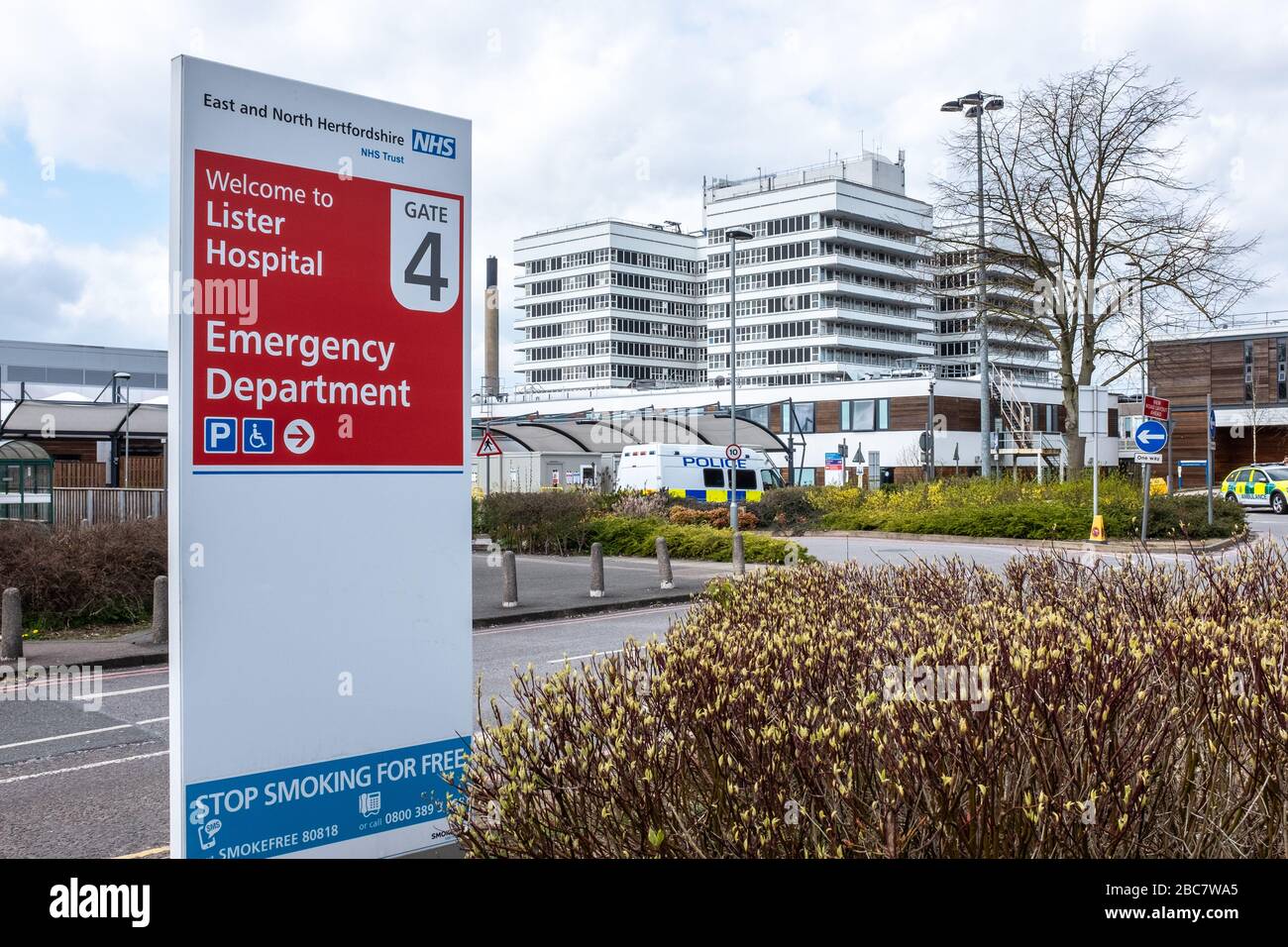 Lister Hospital, East and North Herts NHS Trust, Stevenage, Hertfordshire UK. Outside Accident and Emergency ( A & E ) ( ER )  entrance. Stock Photo