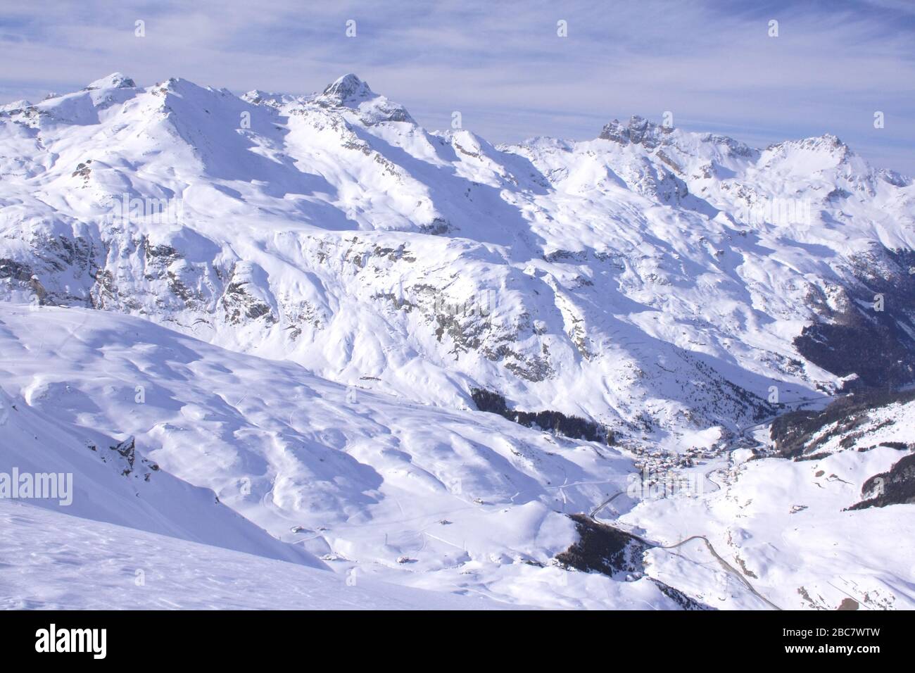 Bivio, Skitour Roccabella, Blick vom Gipfel auf Bivio und das Gipfelpanorama Mazzaspitz, Piz Sur Paré, Piz Platta, Piz Forbesch und Piz Arblatsch. Stock Photo