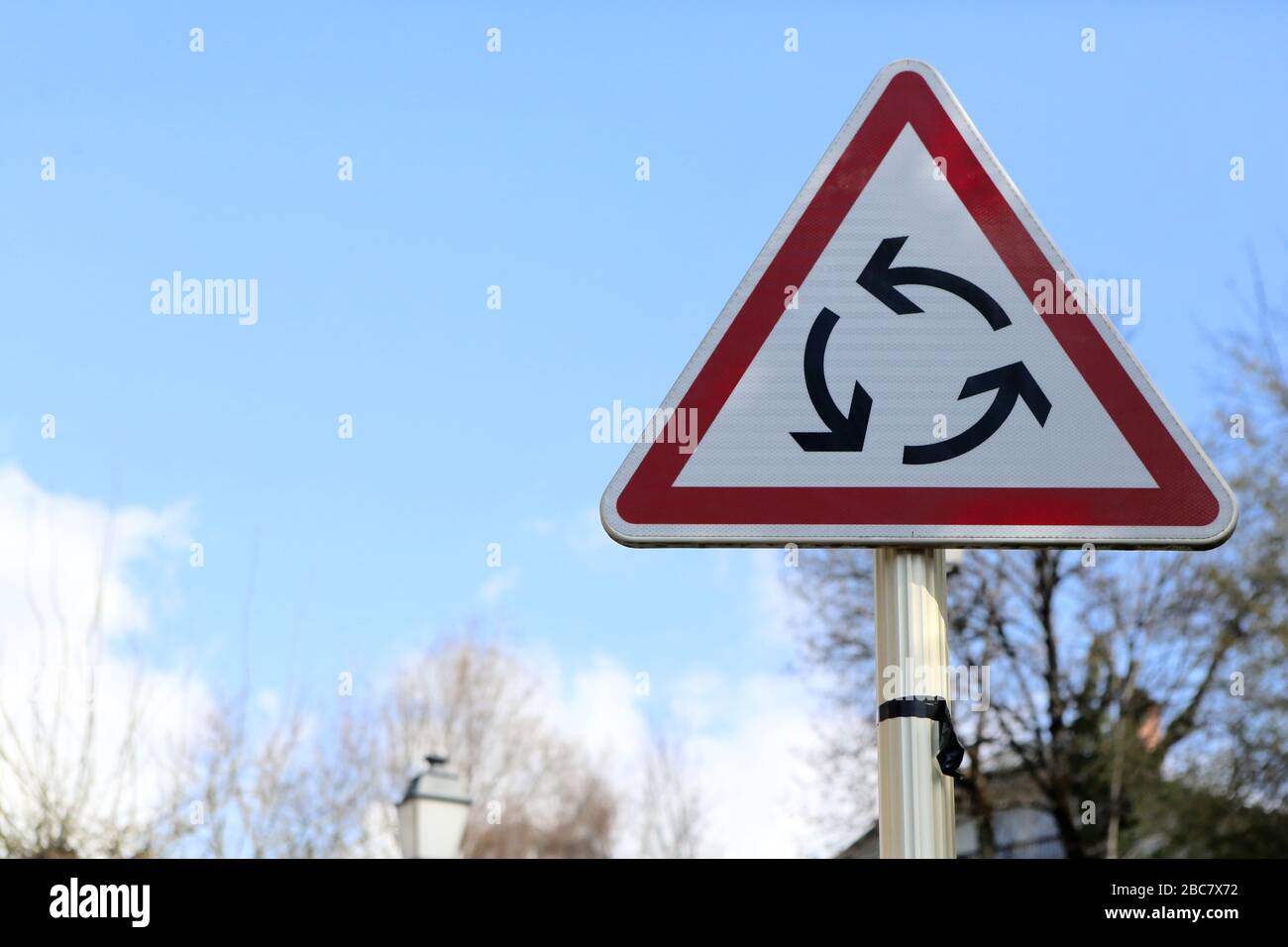 Rond-point. Sens giratoire. Panneau de signalisation routière. Saint-Gervais-les-Bains. Haute-Savoie. France. Stock Photo